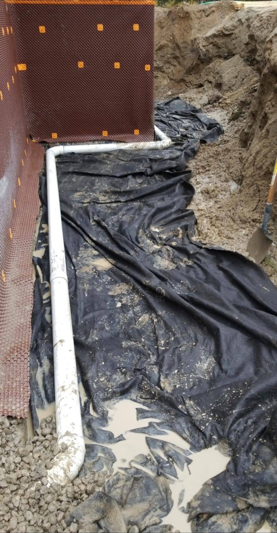Drain installé au coin de la fondation