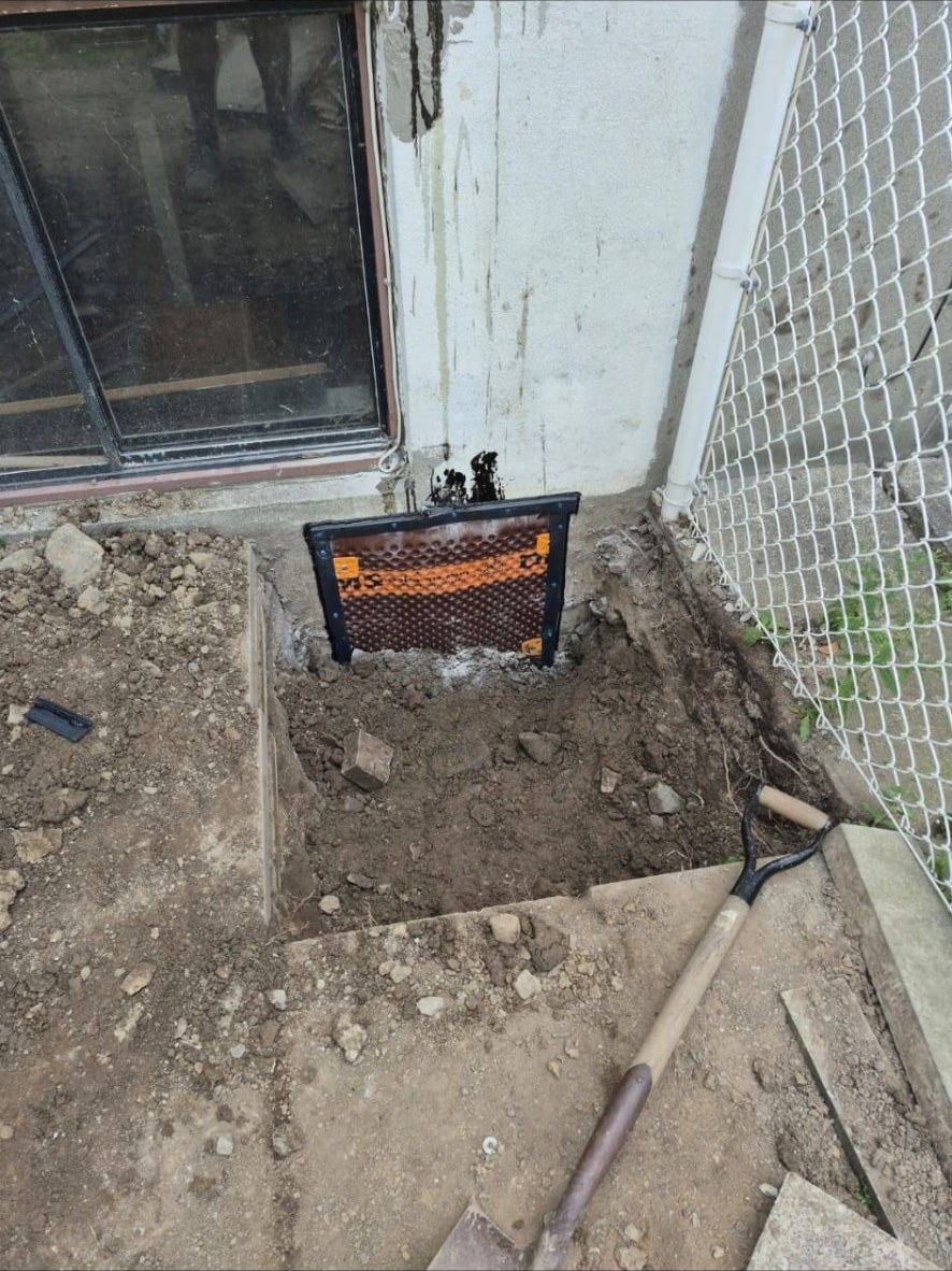 Excavation au pied d’une fenêtre de sous-sol